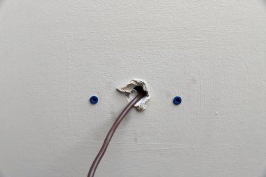 Kurulum sırasında duvardan çıkan bir HVAC ünitesi ile kullanılan termsotat için kontrol kablosu