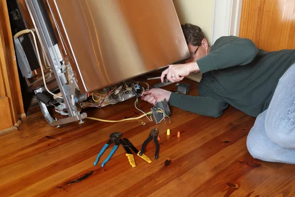 기술자가 집안에 식기세척기 기구를 수리하다 — 스톡 사진