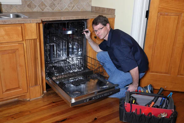 Appliance Repair Technician Works Broken Dishwasher — Stock Photo, Image