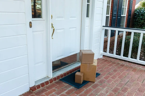 家の前のポーチの配送箱 — ストック写真
