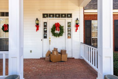 Tatil sezonunda evin verandasındaki paketler