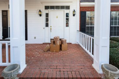 Posta kutuları evin verandasında.