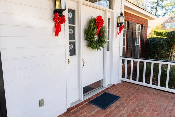 Rezidenční Domácí Přední Dveře Zdobené Vánoce — Stock fotografie