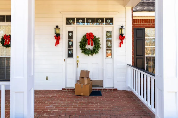 ホリデーシーズン中の自宅の玄関のパッケージ — ストック写真