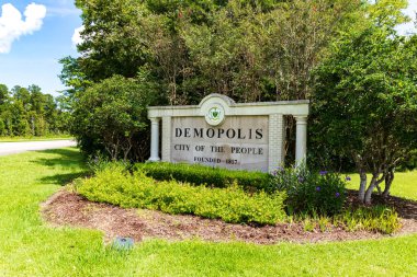 Demopolis, AL / USA: Demopolis Alabama hoşgeldin tabelası, 1817 'de kuruldu, kopya uzayı ile açılı