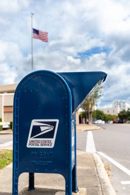 Hattiesburg, MS / USA - 17 Eylül 2020: Arka planda bayrak bulunan ABD Posta Servisi toplama kutusu, MS