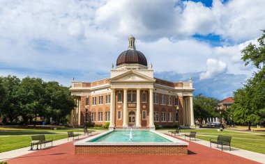 Hattiesburg, MS / USA - 17 Eylül 2020: Güney Mississippi Üniversitesi İkonik Yönetim Binası