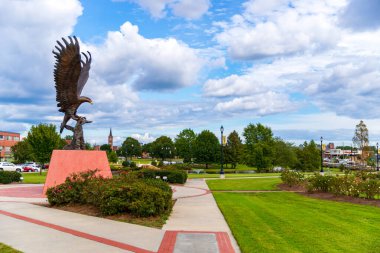 Hattiesburg, MS / USA - 17 Eylül 2020: Güney Mississippi Üniversitesi kampüsünde Altın Kartal Heykeli