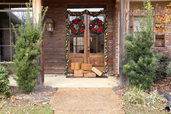 Dozen Pakketten Naast Voordeur Tijdens Het Kerstseizoen — Stockfoto