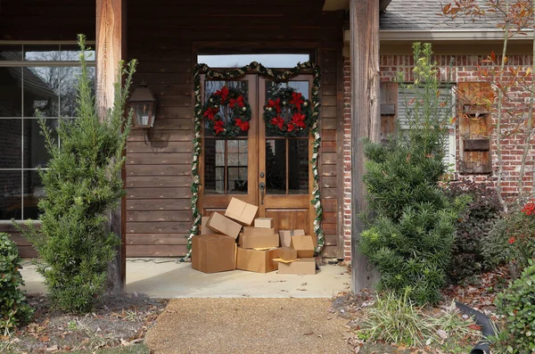 Szelencék Csomagok Bejárati Ajtó Mellett Karácsonyi Szezonban — Stock Fotó