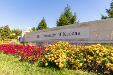 Lawrence, Kansas, ABD - 1 Ekim 2020: Kansas Üniversitesi tabelası