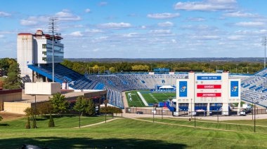 Lawrence, Kansas, ABD - 1 Ekim 2020: Kansas Üniversitesi kampüsündeki David Booth Kansas Memorial Stadyumu