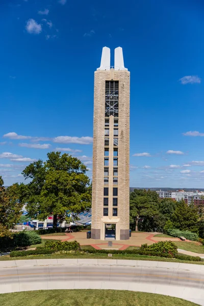 2020年10月1日 第二次世界大戦記念カンパニーがカンザス大学のキャンパスに1950年に建設された — ストック写真