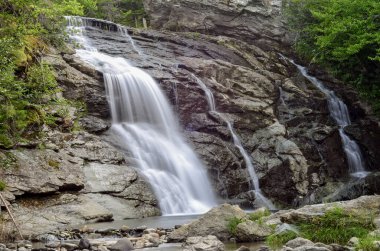 Fundy Ulusal Parkı, New Brunswick, Kanada 'daki Laverty Şelalesi' nde akan bir şelale.