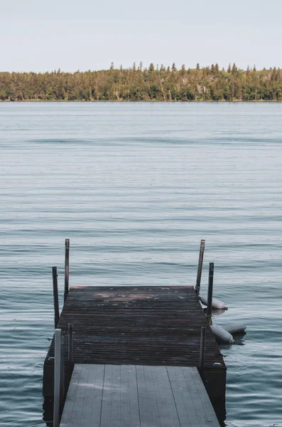 Ηρεμία Πρωί Μια Αποβάθρα Στη Λίμνη Του Παιδιού Στο Duck — Φωτογραφία Αρχείου