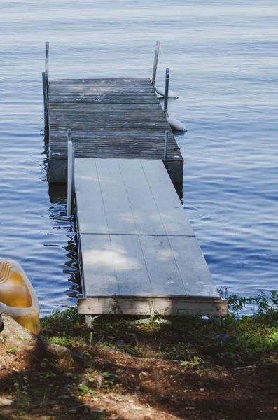 加拿大马尼托巴省达克山区省立公园儿童湖边的码头 — 图库照片