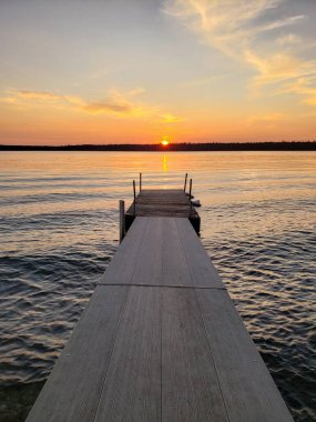Duck Mountain Provincial Park, Manitoba, Kanada 'daki Çocuk Gölü rıhtımında gün batımı
