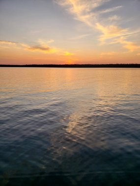 Duck Mountain Provincial Park, Manitoba, Kanada 'daki Çocuk Gölü' nde gün batımı