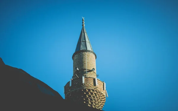 Minarete Mezquita Con Cielo Azul — Foto de Stock