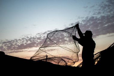 Gökyüzü inanılmaz renklerde siluetler