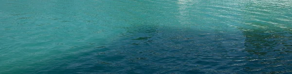 Бирюзовый Океан Тенью Крыши — стоковое фото