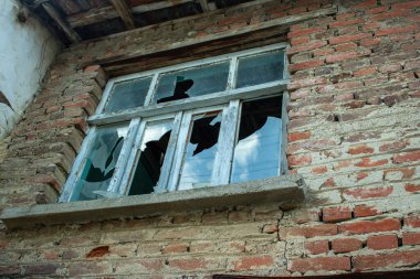 Kırık cam ve eski ev