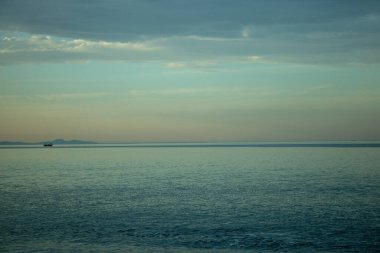 Deniz ve gökyüzü manzarası