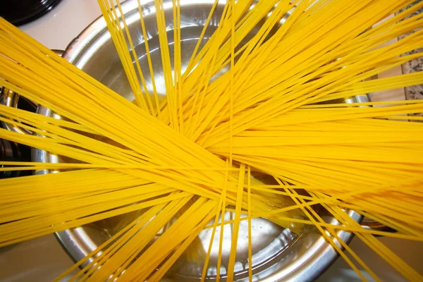 Billycan 'da sarı çiğ makarna.