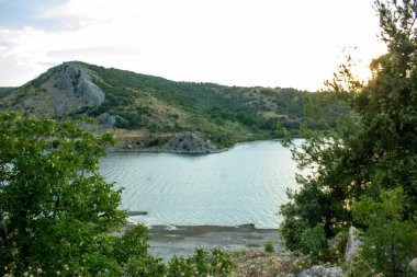 Su damlaları olan nehir