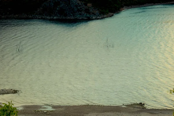 Schöner Strand Den Bergen — Stockfoto