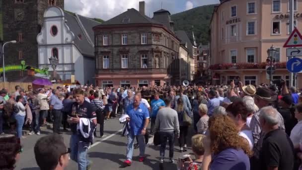 Weinfestumzug Bernkastel Kues Mit Tracht Weinprinzessin Und Geschmücktem Anhänger Rheinland — Stockvideo