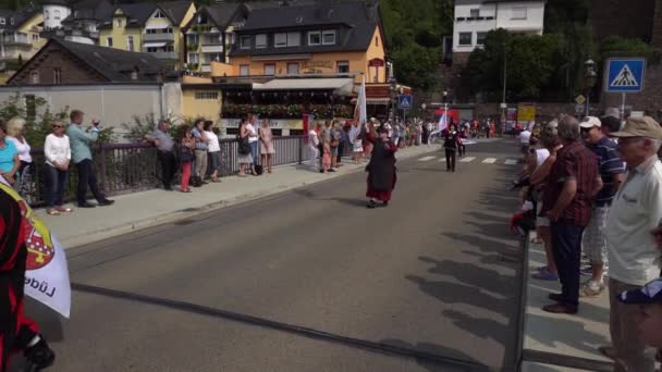 Cochem Deki Şarap Festivali Geçidi Nde Eski Geleneksel Kıyafetler Şarap — Stok video