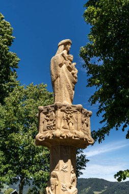 Maria ve çocuğunun kutsal kilisenin önündeki heykeli, Maria Lindenberg, Kara Orman, Almanya
