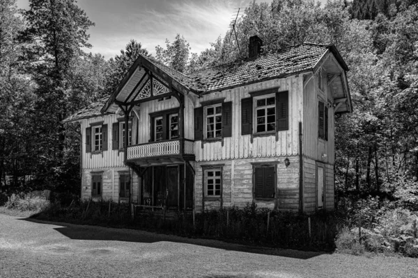 Oud Verlaten Huis Verloren Plek Zwart Wit — Stockfoto