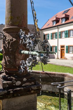 St. Peter, Black Forest, Baden-Wuerttemberg, Almanya 'daki eski Benedikt manastırının dışında bir çeşme.