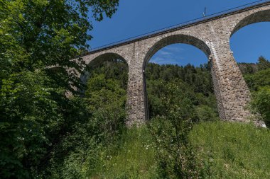 Almanya 'nın Breitnau kentindeki Ravenna vadisindeki eski demiryolu köprüsünün muhteşem manzarası.