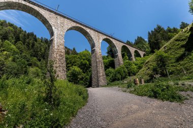 Almanya 'nın Breitnau kentindeki Ravenna vadisindeki eski demiryolu köprüsünün muhteşem manzarası.