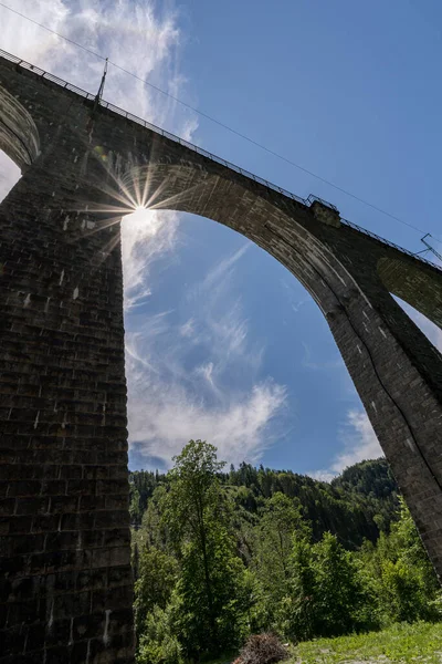 ドイツのブライトナウにあるラヴェンナ峡谷の古い鉄道橋の壮大な景色 — ストック写真