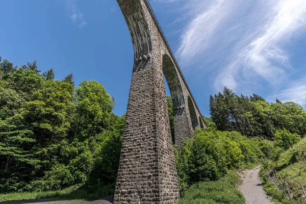 德国布列塔尼州拉文纳峡谷高架桥旧桥的壮观景观 — 图库照片