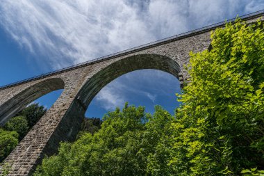 Almanya 'nın Breitnau kentindeki Ravenna vadisindeki eski demiryolu köprüsünün muhteşem manzarası.
