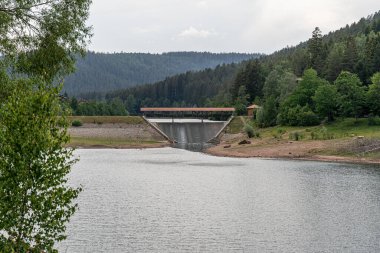 Almanya 'daki Kara Orman' daki Nagold Barajı (Nagoldtalsperre, Erzgrube) köprüsü Freudenstadt yakınlarındaki Nagold vadisinde sel ve kuraklık koruması sağlar..