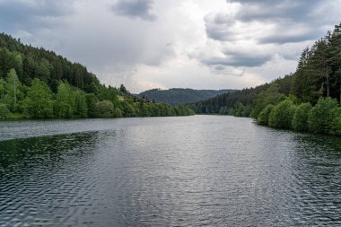 Almanya 'daki Kara Orman' daki Nagold Barajı 'ndaki (Nagoldtalsperre) göl, Freudenstadt yakınlarındaki Nagold Vadisi' nde sel ve kuraklık koruması sağlar..