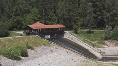 Almanya 'daki Kara Orman' daki Nagold Barajı (Nagoldtalsperre, Erzgrube) köprüsü Freudenstadt yakınlarındaki Nagold vadisinde sel ve kuraklık koruması sağlar..