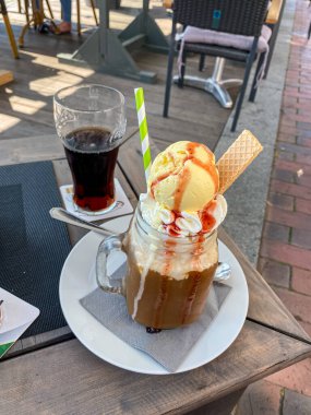 Kremalı ve çilek soslu vanilyalı buzlu kahve.