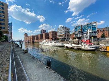 Hamburg limanı Kaiserkai şehir merkezinde (HafenCity) bazı eski gemilerle ve bazı modern binalarla, Almanya