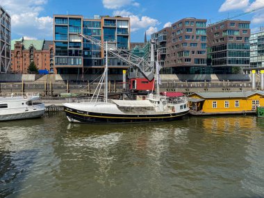 Hamburg limanı Kaiserkai şehir merkezinde (HafenCity) bazı eski gemilerle ve bazı modern binalarla, Almanya