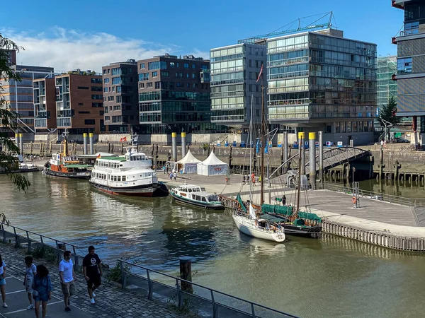 Hamburg limanı Kaiserkai şehir merkezinde (HafenCity) bazı eski gemilerle ve bazı modern binalarla, Almanya