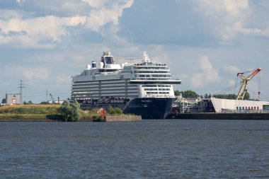Yolcu gemisi Mein Schiff 2 (Gemim), Almanya 'daki Corona salgını nedeniyle Hamburg limanında bekliyor.