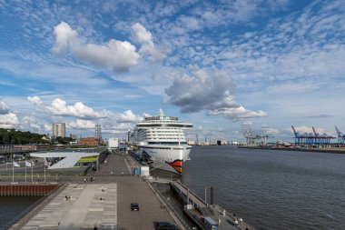 Hamburg Limanı 'ndaki AIDA Perla yolcu gemisi. Almanya' nın Rıhtım Bölgesi yakınlarındaki Altona Cruise Center 'da güzel bulutları olan harika bir gökyüzü.