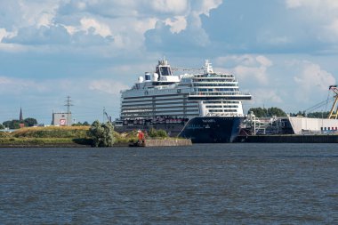 Yolcu gemisi Mein Schiff 2 (Gemim), Almanya 'daki Corona salgını nedeniyle Hamburg limanında bekliyor.